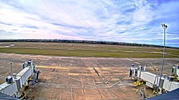 Weather camera view of Lake Charles Rgnl Arpt terminal bldg.