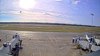 Weather camera view of Lake Charles Rgnl Arpt terminal bldg.