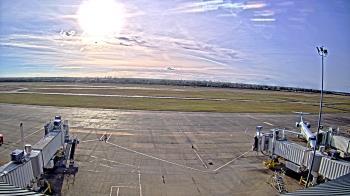 Weather camera view of Lake Charles Rgnl Arpt terminal bldg.