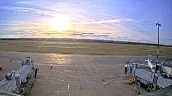 Weather camera view of Lake Charles Rgnl Arpt terminal bldg.