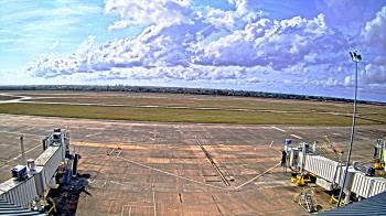 Weather camera view of Lake Charles Rgnl Arpt terminal bldg.