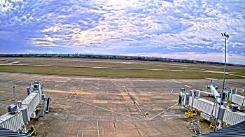 Weather camera view of Lake Charles Rgnl Arpt terminal bldg.
