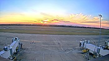 Weather camera view of Lake Charles Rgnl Arpt terminal bldg.