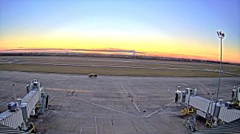 Weather camera view of Lake Charles Rgnl Arpt terminal bldg.