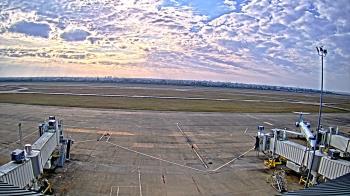 Weather camera view of Lake Charles Rgnl Arpt terminal bldg.