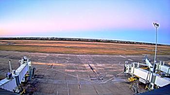 Weather camera view of Lake Charles Rgnl Arpt terminal bldg.
