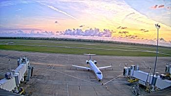Weather camera view of Lake Charles Rgnl Arpt terminal bldg.