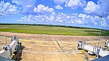 Weather camera view of Lake Charles Rgnl Arpt terminal bldg.