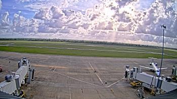 Weather camera view of Lake Charles Rgnl Arpt terminal bldg.