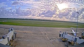 Weather camera view of Lake Charles Rgnl Arpt terminal bldg.