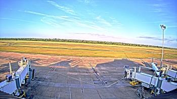 Weather camera view of Lake Charles Rgnl Arpt terminal bldg.