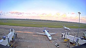 Weather camera view of Lake Charles Rgnl Arpt terminal bldg.