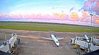 Weather camera view of Lake Charles Rgnl Arpt terminal bldg.