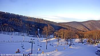 Weather camera view of Wintergreen Mtn. at 3600 ft. elev..