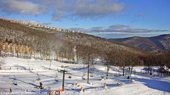 Weather camera view of Wintergreen Mtn. at 3600 ft. elev..