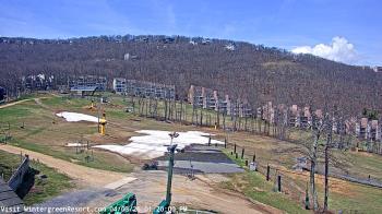 Weather camera view of Wintergreen Mtn. at 3600 ft. elev..