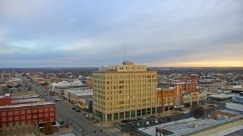 Weather camera view of First National Bank-Hutchinson.