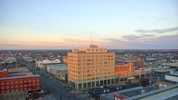 Weather camera view of First National Bank-Hutchinson.