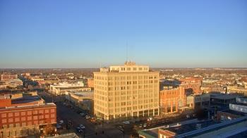 Weather camera view of First National Bank-Hutchinson.