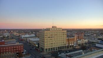 Weather camera view of First National Bank-Hutchinson.