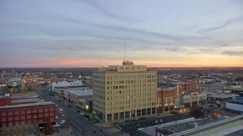 Weather camera view of First National Bank-Hutchinson.