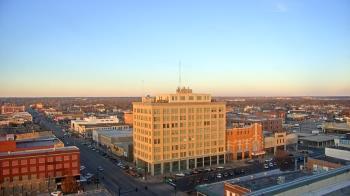 Weather camera view of First National Bank-Hutchinson.