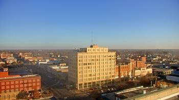 Weather camera view of First National Bank-Hutchinson.
