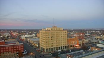 Weather camera view of First National Bank-Hutchinson.