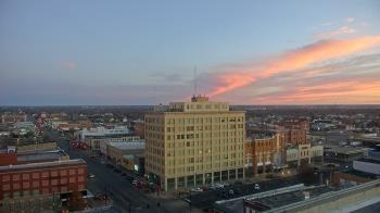 Weather camera view of First National Bank-Hutchinson.