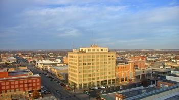 Weather camera view of First National Bank-Hutchinson.