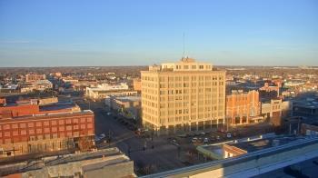 Weather camera view of First National Bank-Hutchinson.