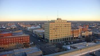 Weather camera view of First National Bank-Hutchinson.