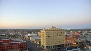 Weather camera view of First National Bank-Hutchinson.
