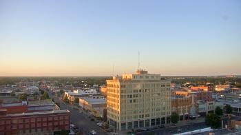 Weather camera view of First National Bank-Hutchinson.