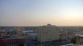 Weather camera view of First National Bank-Hutchinson.