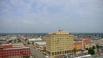 Weather camera view of First National Bank-Hutchinson.