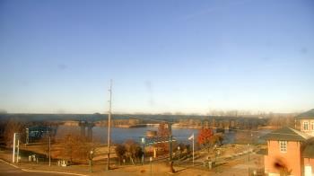 Weather camera view of Miss Lauras.