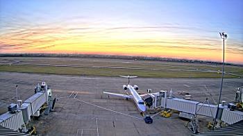 Weather camera view of Lake Charles Rgnl Arpt terminal bldg.