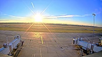 Weather camera view of Lake Charles Rgnl Arpt terminal bldg.