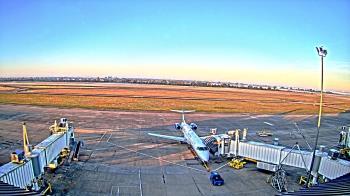 Weather camera view of Lake Charles Rgnl Arpt terminal bldg.
