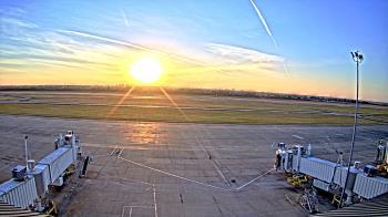 Weather camera view of Lake Charles Rgnl Arpt terminal bldg.