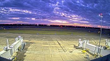 Weather camera view of Lake Charles Rgnl Arpt terminal bldg.