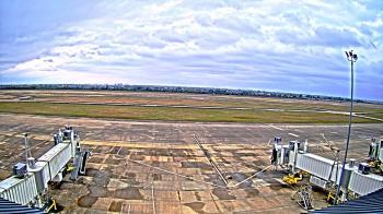 Weather camera view of Lake Charles Rgnl Arpt terminal bldg.