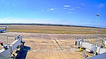 Weather camera view of Lake Charles Rgnl Arpt terminal bldg.