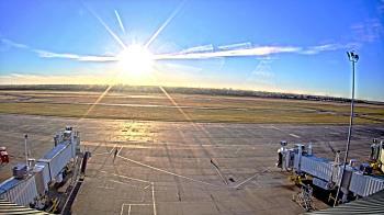 Weather camera view of Lake Charles Rgnl Arpt terminal bldg.