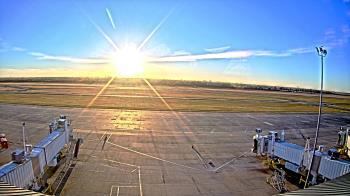 Weather camera view of Lake Charles Rgnl Arpt terminal bldg.