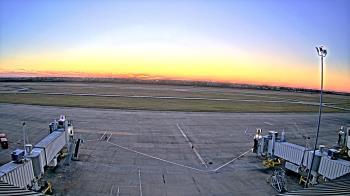Weather camera view of Lake Charles Rgnl Arpt terminal bldg.