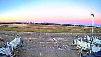 Weather camera view of Lake Charles Rgnl Arpt terminal bldg.