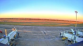 Weather camera view of Lake Charles Rgnl Arpt terminal bldg.