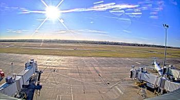 Weather camera view of Lake Charles Rgnl Arpt terminal bldg.